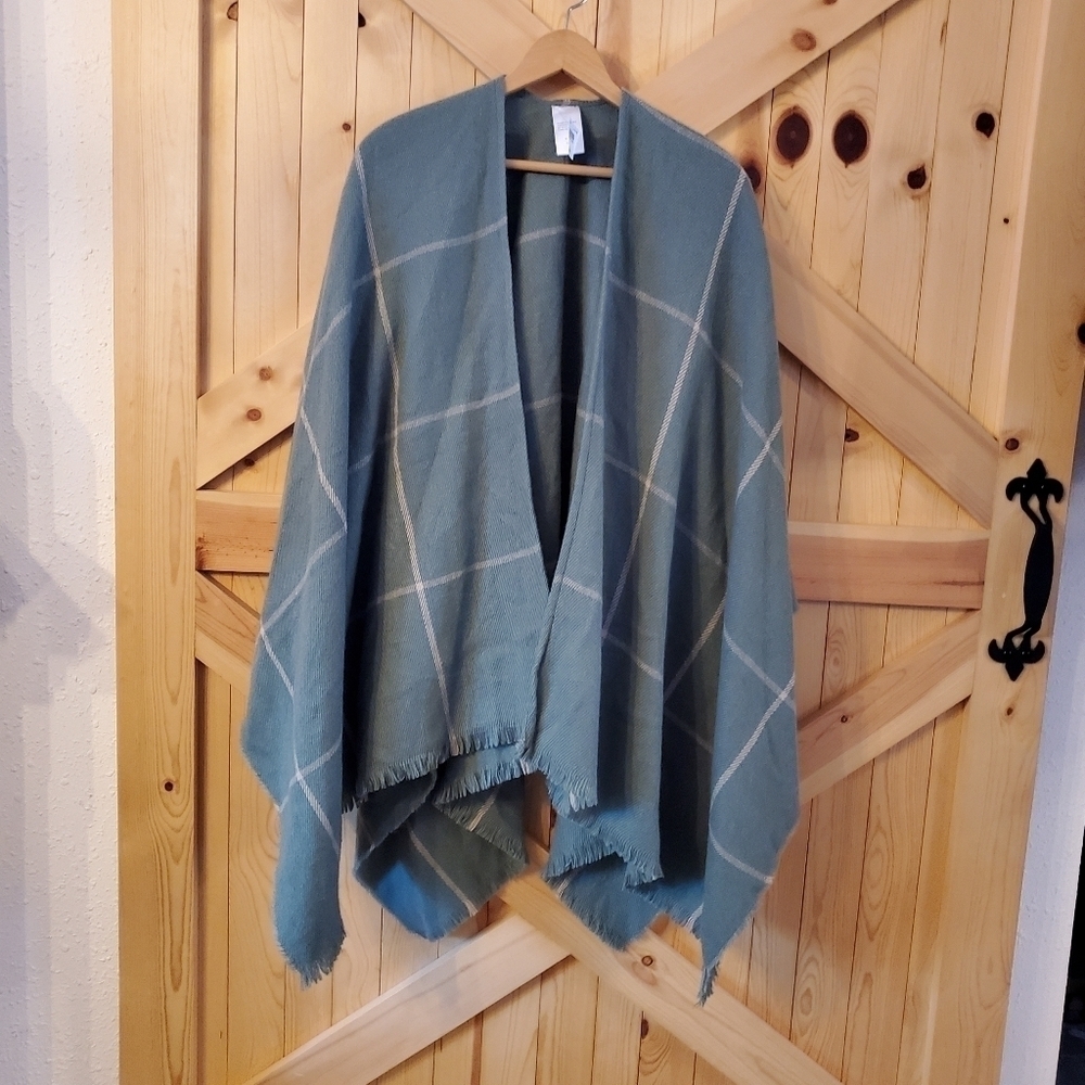 𝅺new Green Tan Shall wrap with fringe one size fits all Smoke free home